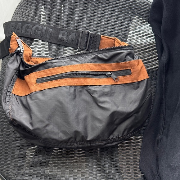 BAGGU duck brown Crossbody Bag with Black Strap - Picture 3 of 4